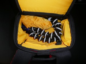 Gorillapod und Regenschutz im oberen Teil des Rucksacks